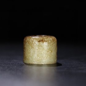 旧藏 和田玉扳指，玉质细腻油润，包浆老道，，尺寸长 3.9厘米，宽 3厘米，内径 2.3厘米，重 65克！