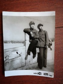 82年老照片，武警战士和来访同学留影照一张(背面有说明)，摄于长春南湖公园