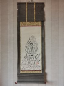 日本寺庙老宗教版画神像挂轴，纸本纸裱，画芯60×28，木轴头。有虫蛀，主要在上裱。