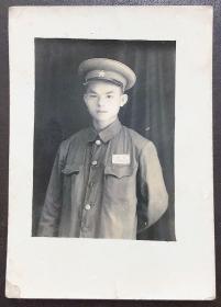 老照片，解放军，佩戴胸布标，穿五零式军装，背题1950年于惠州