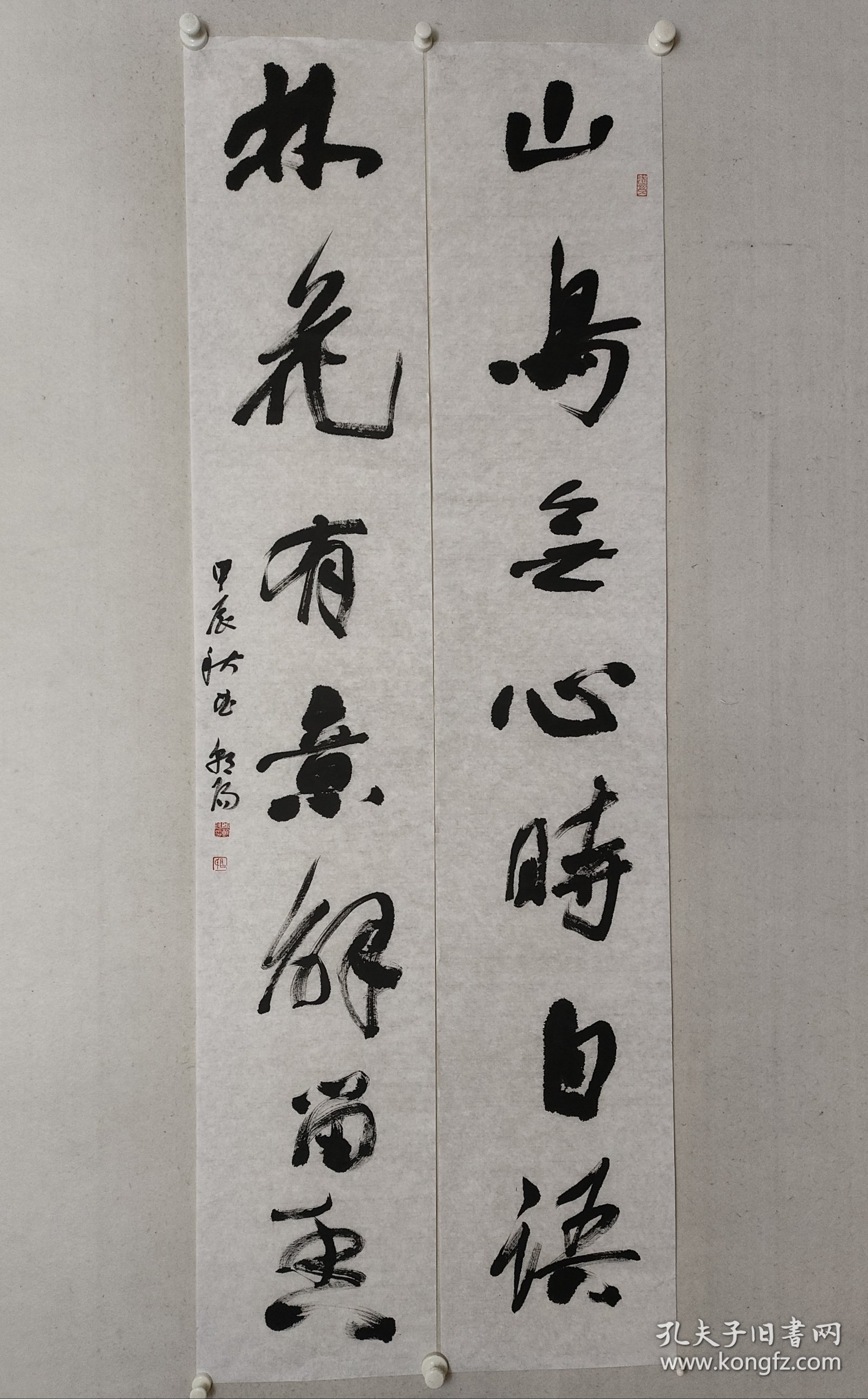 曲朝阳大幅书法对联180×32cm*2《山鸟无心时自语，林花有意解留香》，软片。曲朝阳，中国书法家协会会员，黑龙江省画院研究员，肇东市书法家协会副主席，肇东书画院院长。（保真书画）