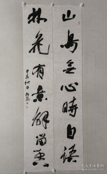 曲朝阳大幅书法对联180×32cm*2《山鸟无心时自语，林花有意解留香》，软片。曲朝阳，中国书法家协会会员，黑龙江省画院研究员，肇东市书法家协会副主席，肇东书画院院长。（保真书画）