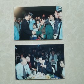 老照片：原苏州市党政领导在某一活动现场与市民交流互动的2张彩色照片13x9㎝（其中一张是时任市委书记陈德铭，另一张不知是哪一位市长？）品相近全新