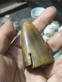 老牛角一个，实物拍摄，成色如图，所见即所得。老物件，有使用痕迹，适合收藏。个人闲置，请考虑清楚再拍，谢谢！