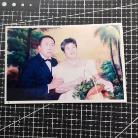 【绘画素材】1张2000年左右彩色老照片：老年夫妻合影