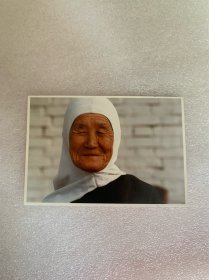 老照片 西北宁夏银川地区 裹头巾的西北回族老大娘 慈祥可爱 皱纹岁月历史痕迹 述说美好生活故事 美品 罕见 该照片登陆过新华社新闻报 此枚为报社原版照片流出 柯达相纸拍摄 大稀缺品