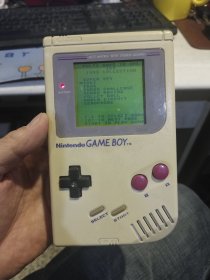 【早期掌上游戏机收藏】任天堂DMG-01游戏机 1989 Ninfendo Game Boy TM DMG-001 MADE IN JAPAN【机器配有108合一游戏卡一张】【图片为实拍，品相以图片为准】机器放入四节五号电池，插入游戏卡，游戏卡琐键也是开机键，机器正常点亮，游戏卡都是英文显示，操作一下，可以打游戏，电池仓干净无锈迹【30多年的老机器有时接触可能不好，磕碰或拍打一下就可以恢复正常