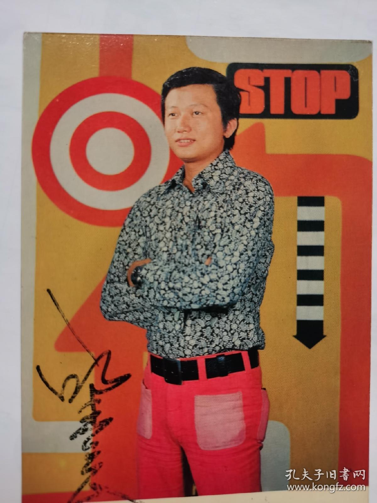 邱清云，照片一张。香港丽风唱片有限公司基本红歌星。（Tsinyun Hiu，1947年3月17日-2006年7月22日），原名邱武来，马来西亚籍华裔客家语流行歌手，生于1947年，演唱客家语歌曲，影响甚广，被誉为“客家歌王”。专辑有：《新潮客家流行歌曲》等；代表作有：《阿婆买咸菜》、《口水多过茶》等。