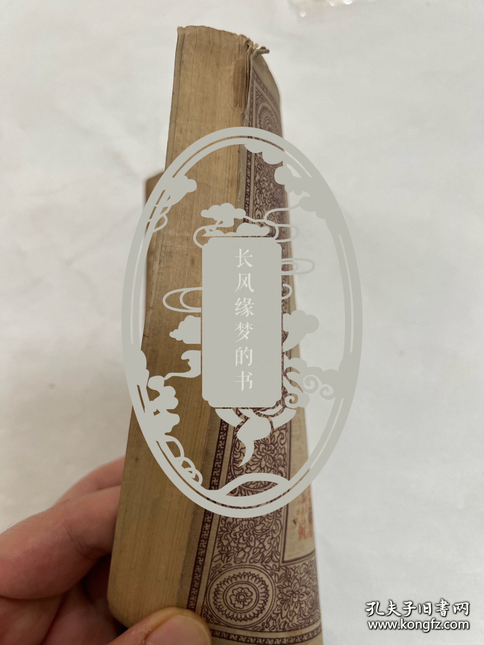 馆藏民国旧书-抗日名将—刘湘将军捐赠的书。印章是：国民革命军第七路总指挥、二十一军军长刘湘捐赠。民国时期四川省主席，陆军一级上将，刘湘病逝后，国民政府为其举行国葬，仪式以国家最高礼节进行，表彰其在抗战中的领导作用。他的遗言“敌军一日不退出国境，川军则一日誓不还乡”被广泛传播，成为激励川军将士坚持抗战的精神支柱，推动了全国抗日统一战线的巩固‌。