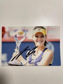 A拉德万斯卡 1网球签名照片
签于2014年中国网球公开赛