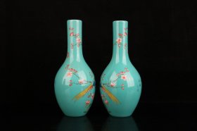 清雍正孔雀绿粉彩喜上眉梢花瓶一对 尺寸 高21直径8厘米