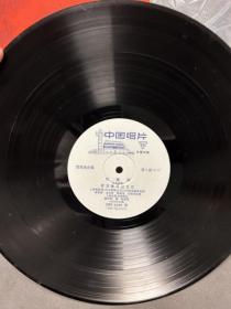 中国唱片老黑胶唱片百万雄狮过大江红旗颂管弦乐合奏 1978年出版 尺寸：29.5cm*29.5cm
表面有一轻微划痕，在意者勿拍。