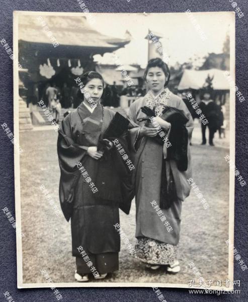 抗战时期 上海神社内两名身穿华丽和服的日侨妇人合影照一枚⑥（1933年，上海日本“居留民团”在靶子场南端建了一座“上海神社”，用于拜祭“天照皇大神”、“神武天皇”、“明治天皇”，1946年被拆除。）