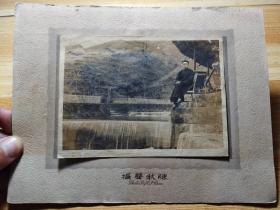 民国摄影师陈秋声摄影作品：坐在人工瀑布边的长袍男子(构图好，民国老照片)
