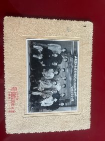 昆明文献 50年代昆明公私合营国际艺术人像馆：云南省工会干部学校大理白族自治州全体学员合影，有衬板