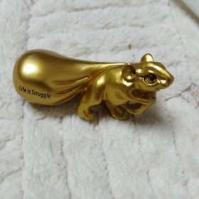 生肖鼠擺件：黃金袋鼠。中國(guó)小黃鴨創(chuàng)作第一人、中國(guó)變形金剛之父、中國(guó)塑膠玩具第一人林亮先生制作。印有名章，極為罕見。