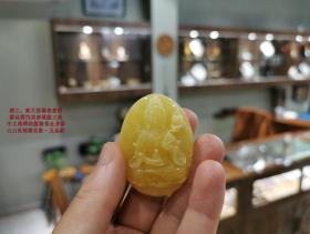 新品入店：雕刻精妙～纯天然原矿鸡油黄满蜜白花苏工精雕持莲观音坠，蜜质满，匀，润，金黄蜜润，鸡油黄美色，饱满莹润，苏工精雕持莲观音细致入微开脸慈祥·大气尺寸：50*36*17mm，15.13克，男女皆宜，配cma国检证书不刀价结缘。