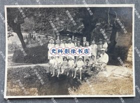 【福州教育史料】1930年代初 福州日本小学校、福州东瀛学校的校长、教职员携家属、中国籍女佣等在福州地区的景点游玩时合影照一枚