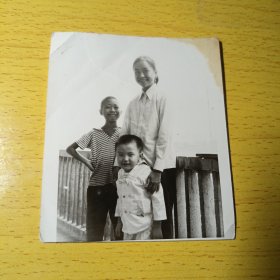 老照片–80年代姐弟三人在桥上留影