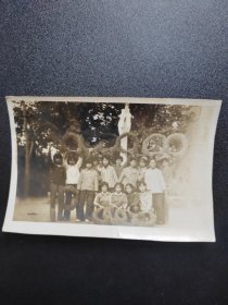 老照片 手持花环的学生们照片（12.5X8）