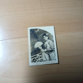 老照片–50年代漂亮女孩古装照（手拿扇子）