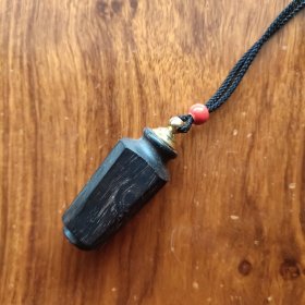 天然紫光檀制作小方瓶式挂件