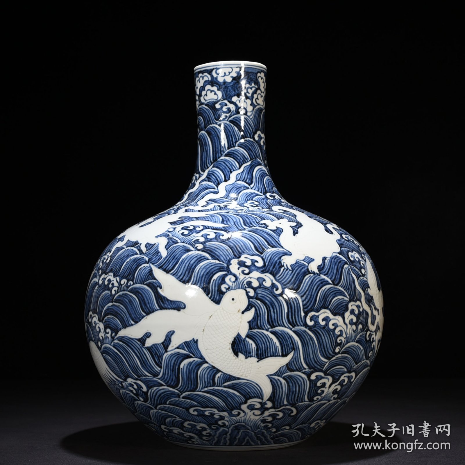 明永乐青花海水刻海兽纹天球瓶 44*32厘米