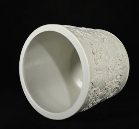 旧藏 清乾隆象牙白釉雕刻山水人物纹笔筒，高24.5×26厘米