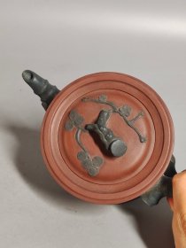 以前下乡收来的，《宜兴，蜀山陶業生产合社，汪寳根製》底款，刻绘老紫砂壶一把，出水流畅，断水利落，保存完整