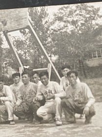 五六十年代鞍钢氧气厂篮球队队员合影老照片2张！