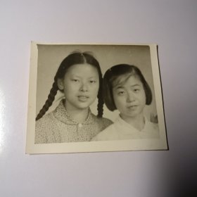 老照片–两个年轻女孩合影（尺寸较大，左边女孩留长辫）