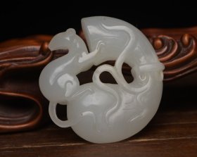 和田玉佩 规格: 5.0×5.0×1.3厘米，重 47克。 玉质温润细腻，沁色自然，刀功老道，皮壳包浆一流，雕刻生动，线条流畅，品相完美！