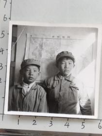 60年代两小朋友佩戴毛主席像章在世界地图前合影照片