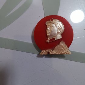 贝壳毛主席八角帽像章。品好如图，稀缺