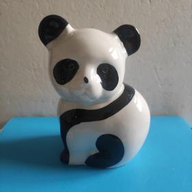 瓷熊猫。早期消防器材用的。