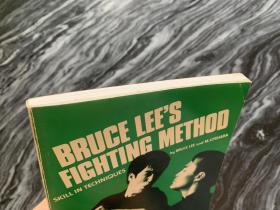 Bruce lee’s fighting method （李小龙技击法 第3册）美国正版英文书，绿皮封面，全书127页，所有瑕疵都已经标出来，买家慎拍。本书不退，不换，不议价，所见就是所得。