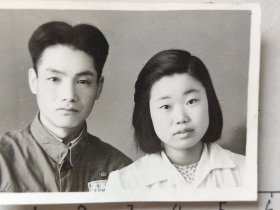 1955年中国人民解放军帅哥着50式军装与美女合影照片