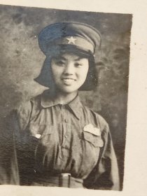 解放初中国人民解放军女军人女军官女兵着50式军装佩戴一枚徽章照片