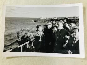 新华社原稿老照片，1975年，中日友好协会代表团在日本，在纳沙布岬参观