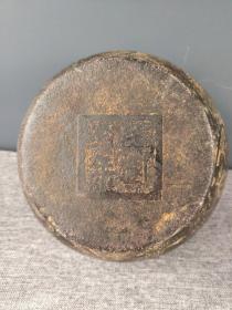旧藏：汉白玉福字罐
规格：高15宽14cm
重量：2089克
简介：汉白玉福字罐，纯手工制作，制作精细，包浆自然，器型独特，品相完整