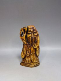 古玉手把件，人物题材，手里拿一件东西。
