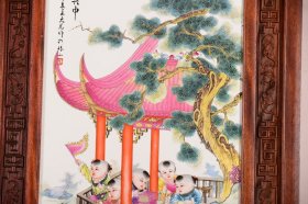 珠山八友之王大凡作品赏析！ 红木平雕框镶粉彩人物瓷板画中堂竖挂屏！ 《乐在其中》 尺寸高100宽60