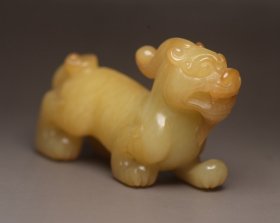 和田玉兽 规格: 6.6×4.0×2.3厘米，重 70克。 玉质温润细腻，沁色自然，刀功老道，皮壳包浆一流，雕刻生动，线条流畅，品相完美！