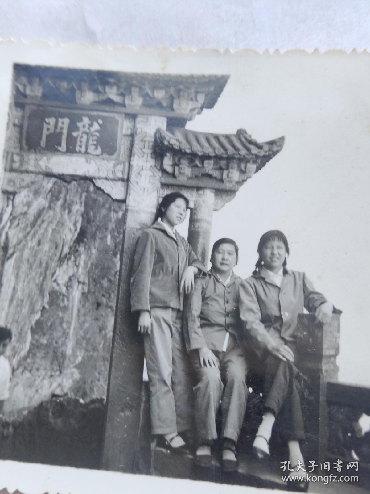60年代母女三人西山龙门合影照