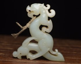 和田玉龙 规格: 7.0×6.3×1.2厘米，重 53克。 玉质温润细腻，沁色自然，刀功老道，皮壳包浆一流，雕刻生动，线条流畅，品相完美！