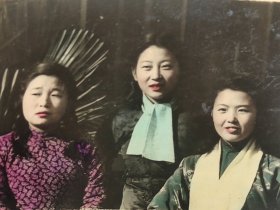 建国早期彩色三美女老照片