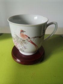 567瓷，紫藤萝绶带鸟茶杯，花鸟瓷杯，手工绘画，口沿小磕，内小鸡爪，不透。底款中国景德镇制