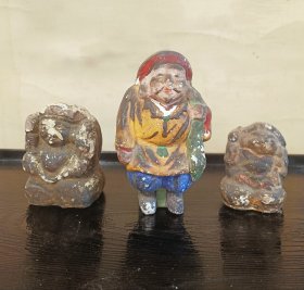 三尊古老的大黑天，彩绘的高约12Cm，其他一尊8Cm，一尊7Cm口径。老陶品。非常旧，当个收藏吧。三尊一体一起出，所标总价。