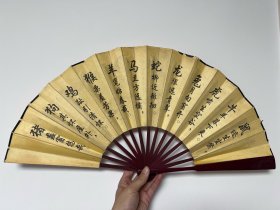 10寸 十二生肖 折扇 

柄长33cm 扇子展开61cm 

低价处理 时间久了自然旧 介意慎拍