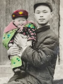 民国或解放初中国人民解放军抱儿子闺女合影手工上色照片太像了